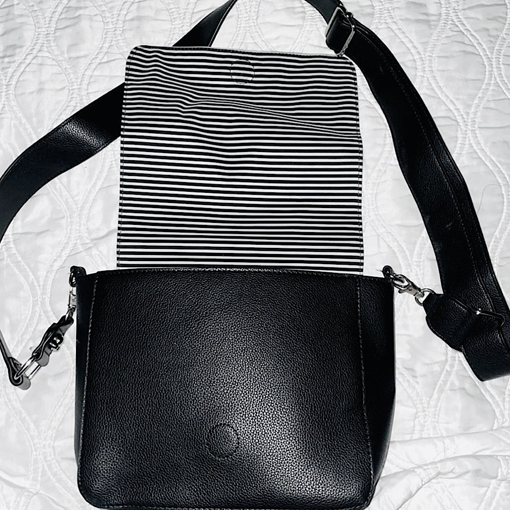 Disney black crossover Pin display purse - Picture 6 of 11